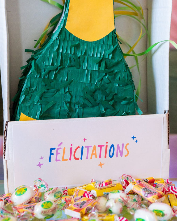 Piñata champagne avec bonbons, vue latérale, détails festifs.