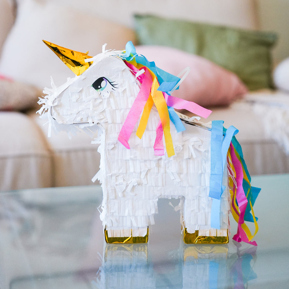 Piñata personnalisée avec bonbons colorés et motifs festifs.
