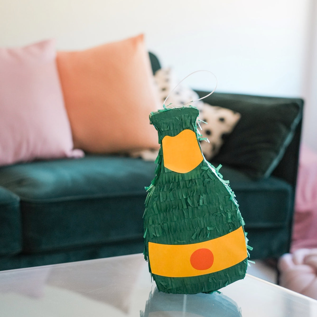 Piñata personnalisée avec motifs colorés et bonbons visibles.