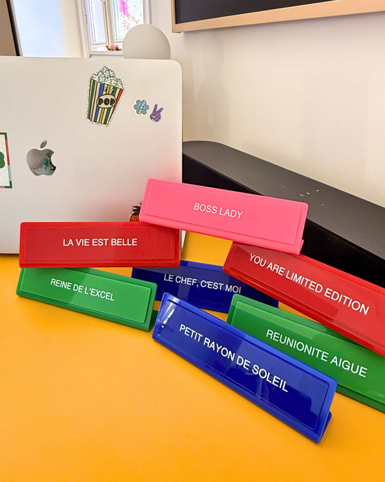 Plaque de bureau avec motif ensoleillé et texte joyeux