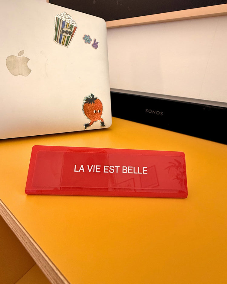 Plaque de bureau rouge avec inscription positive en gros caractères