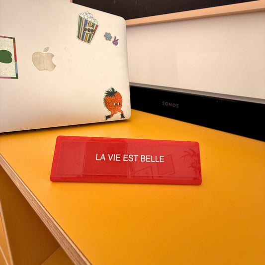 Plaque de bureau rouge avec inscription positive en gros caractères