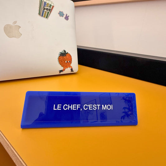 Plaque de bureau bleue avec inscription humoristique en relief