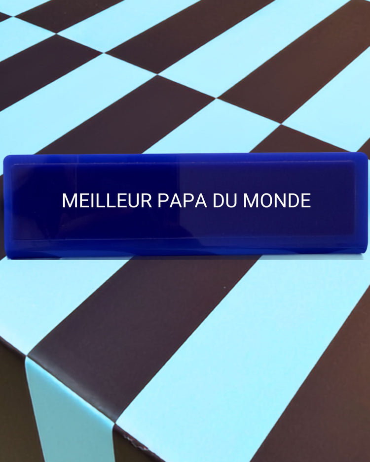 Plaque de bureau en bois avec inscription dorée sur fond clair