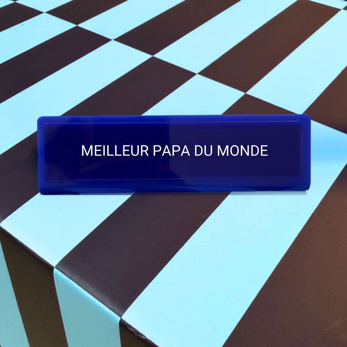 Plaque de bureau en bois avec inscription dorée sur fond clair