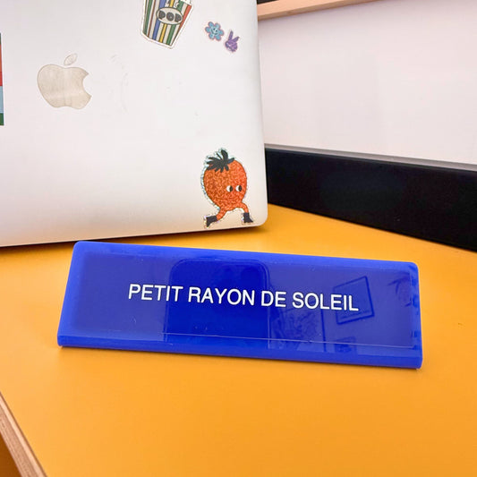 Plaque de bureau avec un design ensoleillé et joyeux