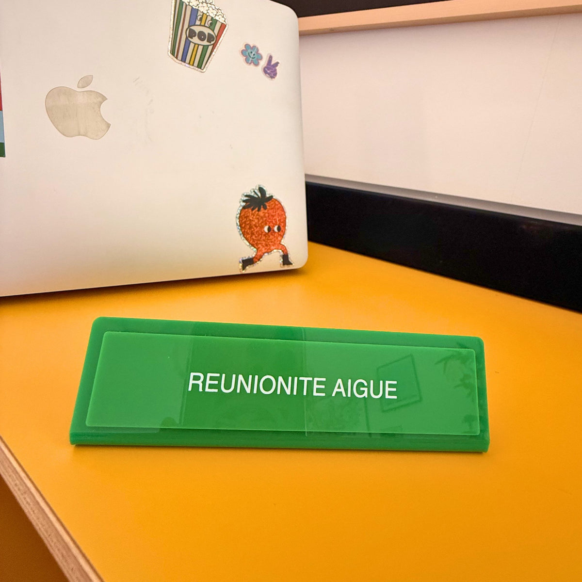 Plaque de bureau verte avec inscription humoristique en gros plan