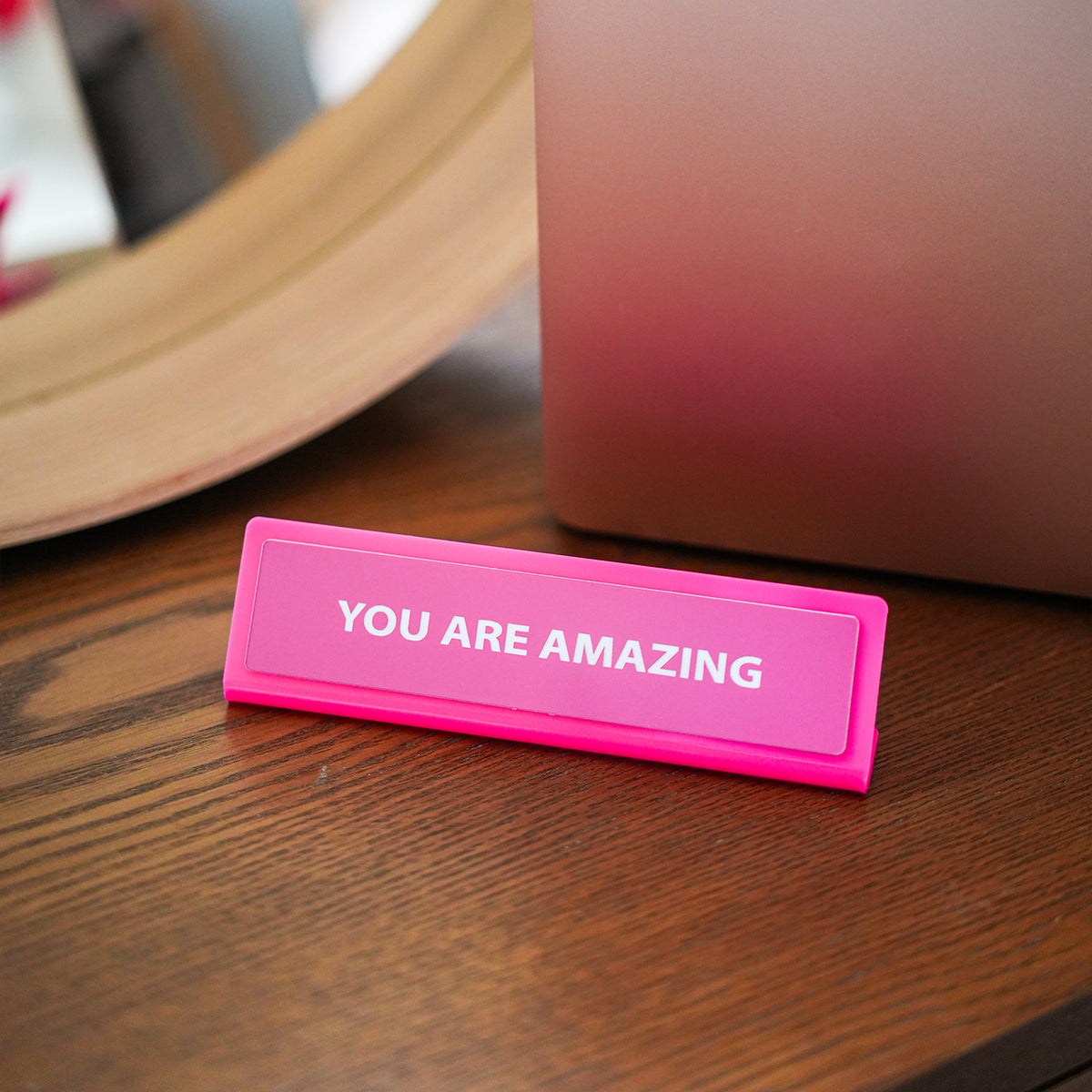 Plaque de bureau avec message 'You are amazing' en gros caractères.