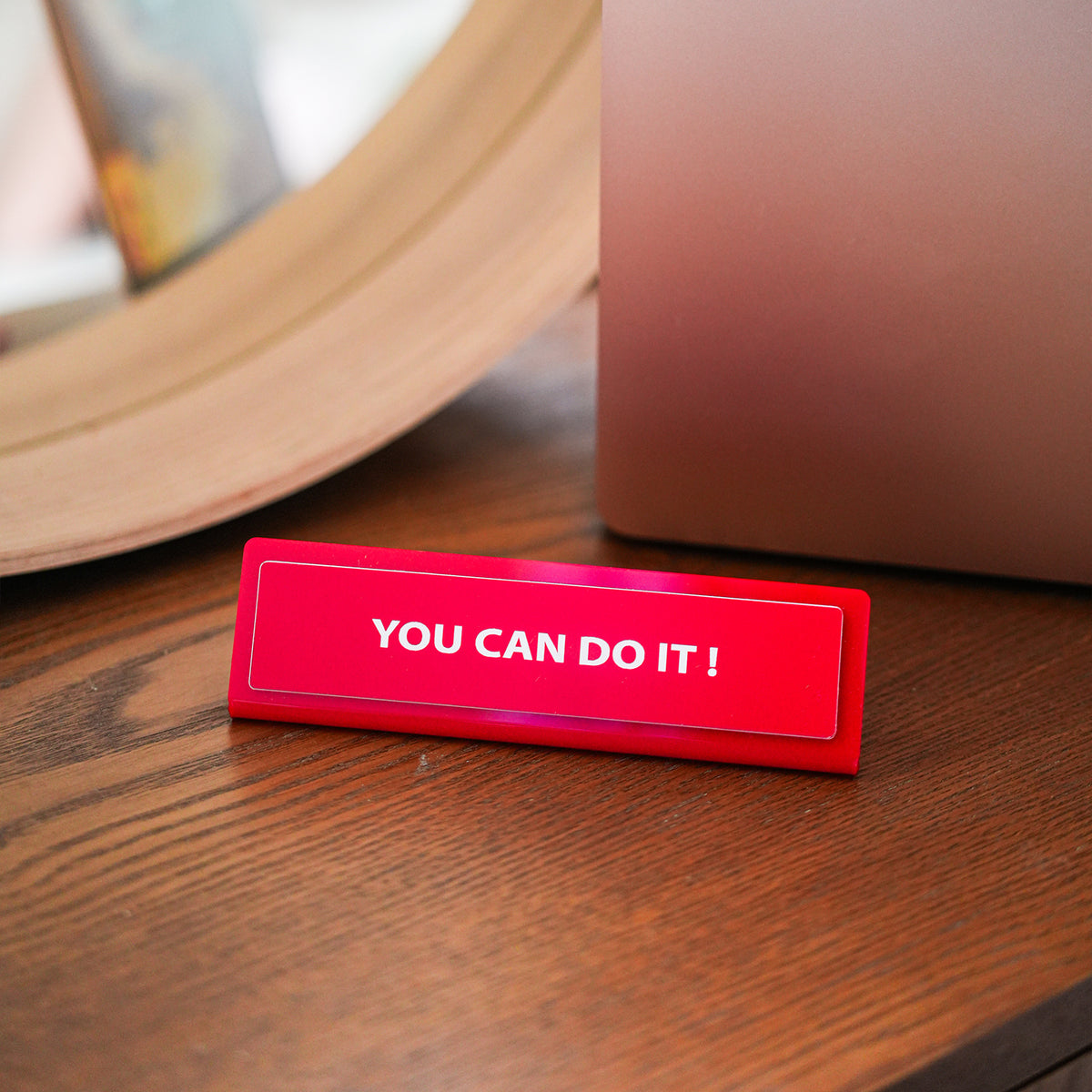 Plaque de bureau humoristique avec message motivant.