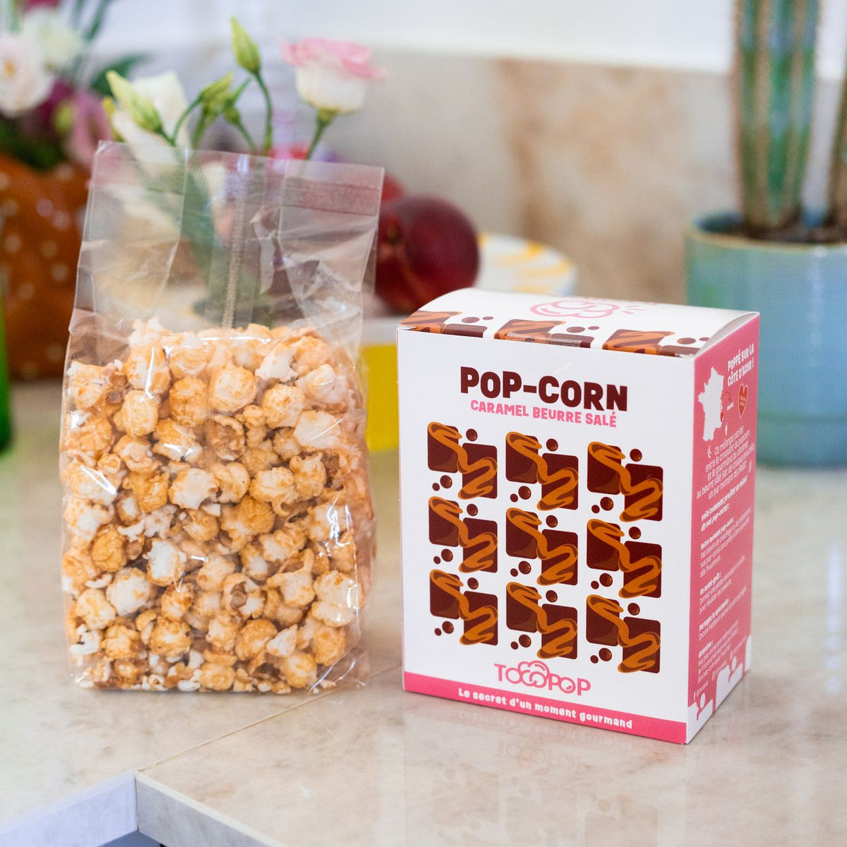Pop-corn au caramel beurre salé en gros plan, texture croustillante.