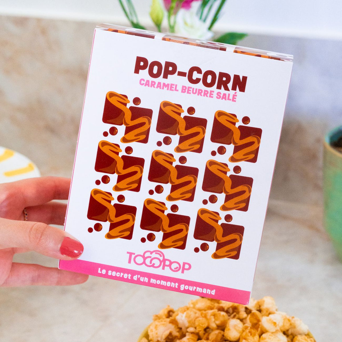 Pop-corn au caramel beurre salé en gros plan, texture croustillante.