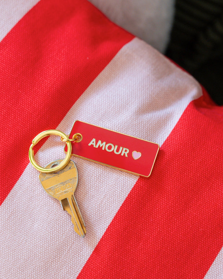 Porte-clé en forme de cœur avec un design élégant.