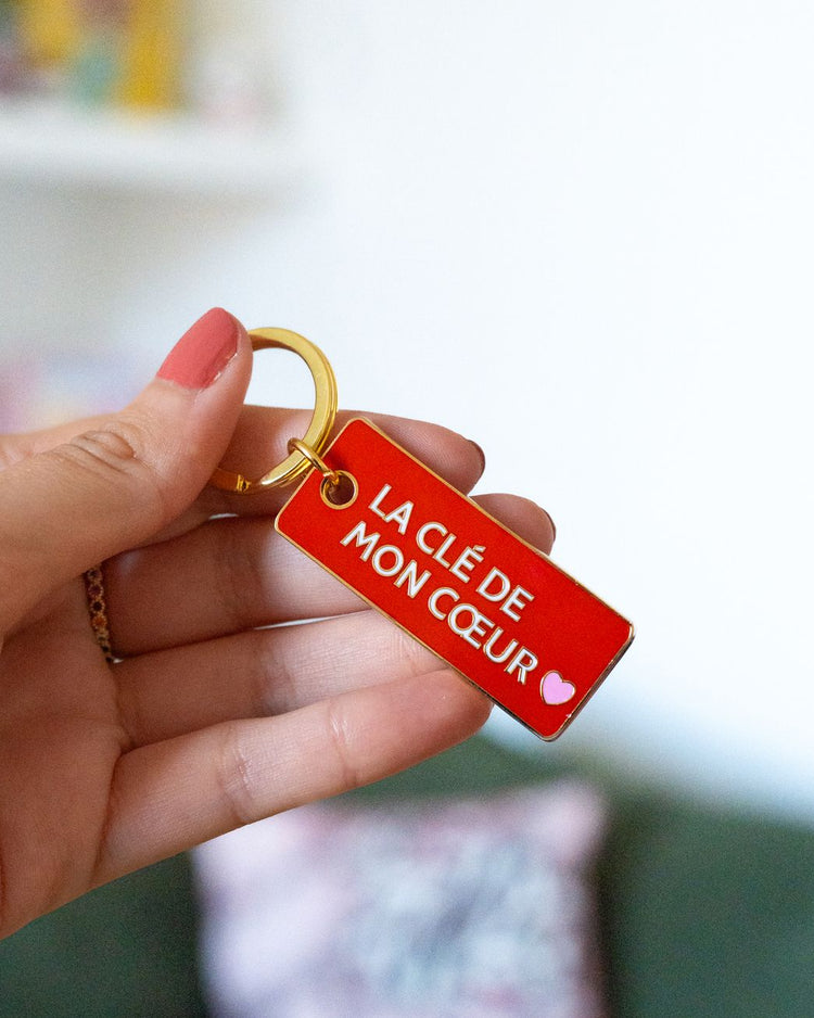 Porte-clés en forme de cœur avec inscription romantique.