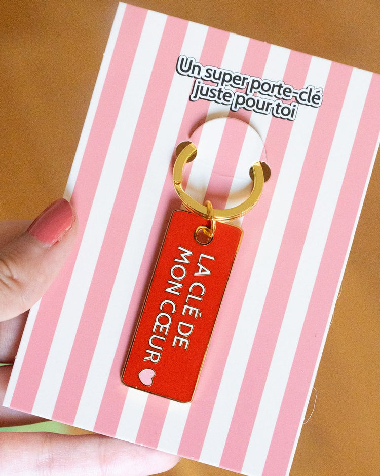 Porte-clé en forme de cœur avec inscription romantique.