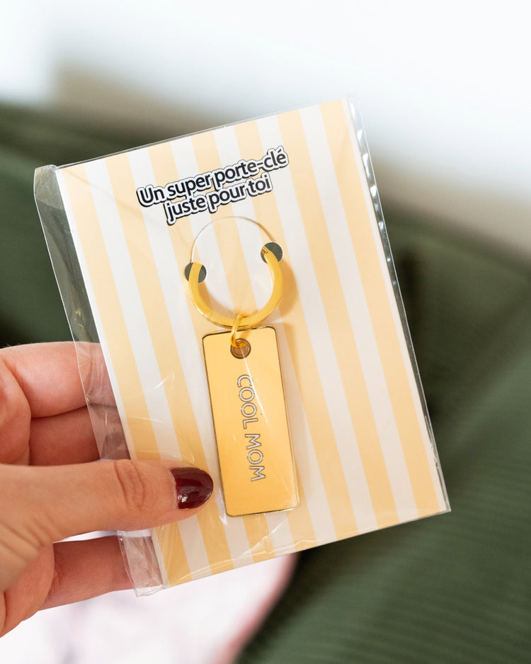 Porte-clé 'Cool Mom' avec un design moderne et élégant.