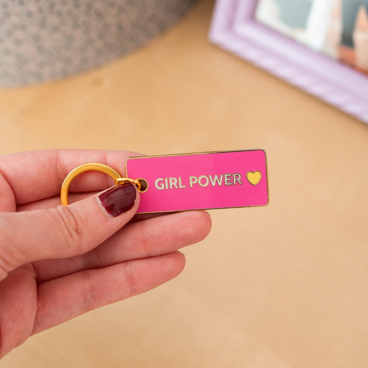 Porte-clé Girl Power avec cœur, vue de face sur fond clair.