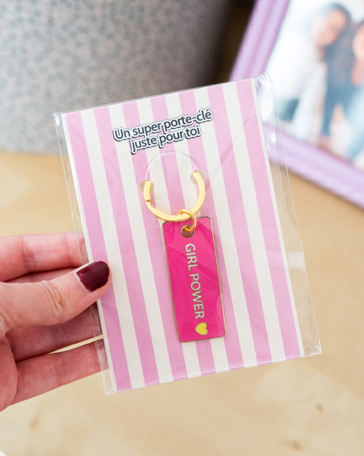 Porte-clé Girl Power avec cœur, vue de face sur fond neutre.