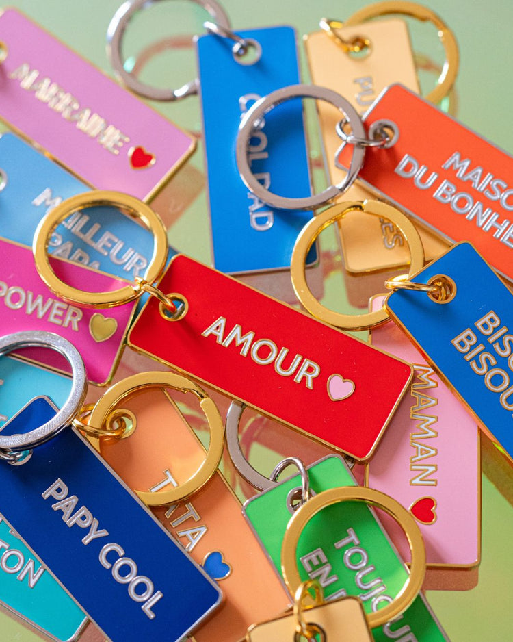Porte-clé avec inscription humoristique sur fond clair.