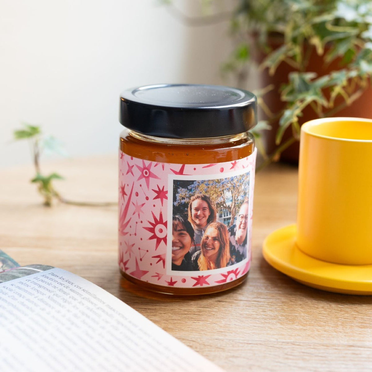 Pot de miel personnalisé avec étiquette décorative en gros plan.