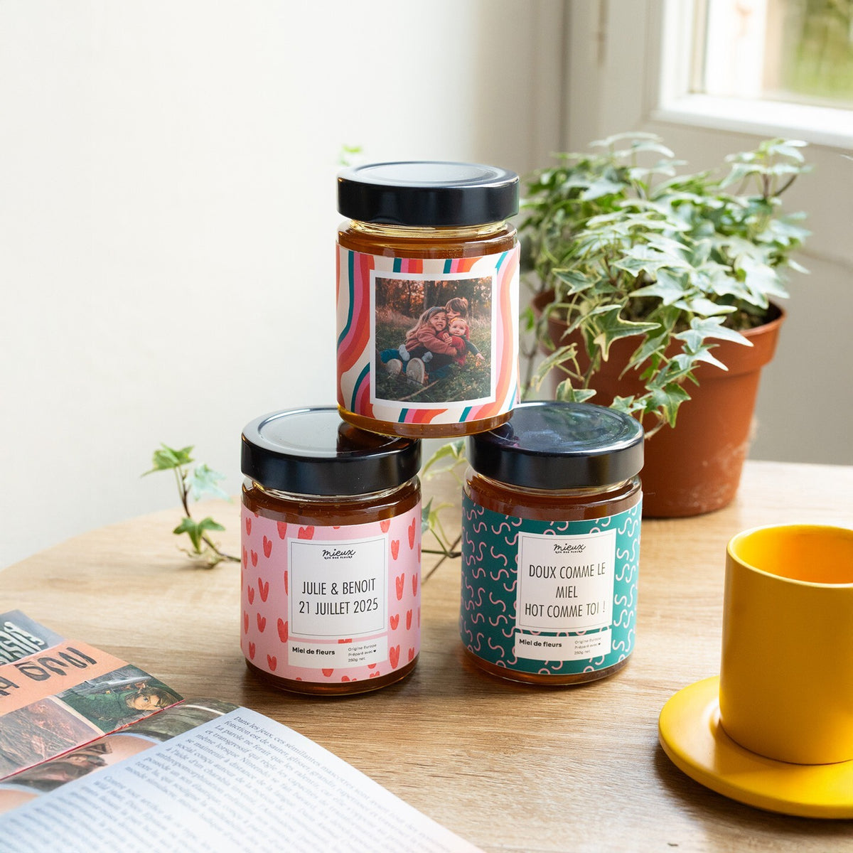 Pot de miel personnalisé avec étiquette unique et couvercle en bois.
