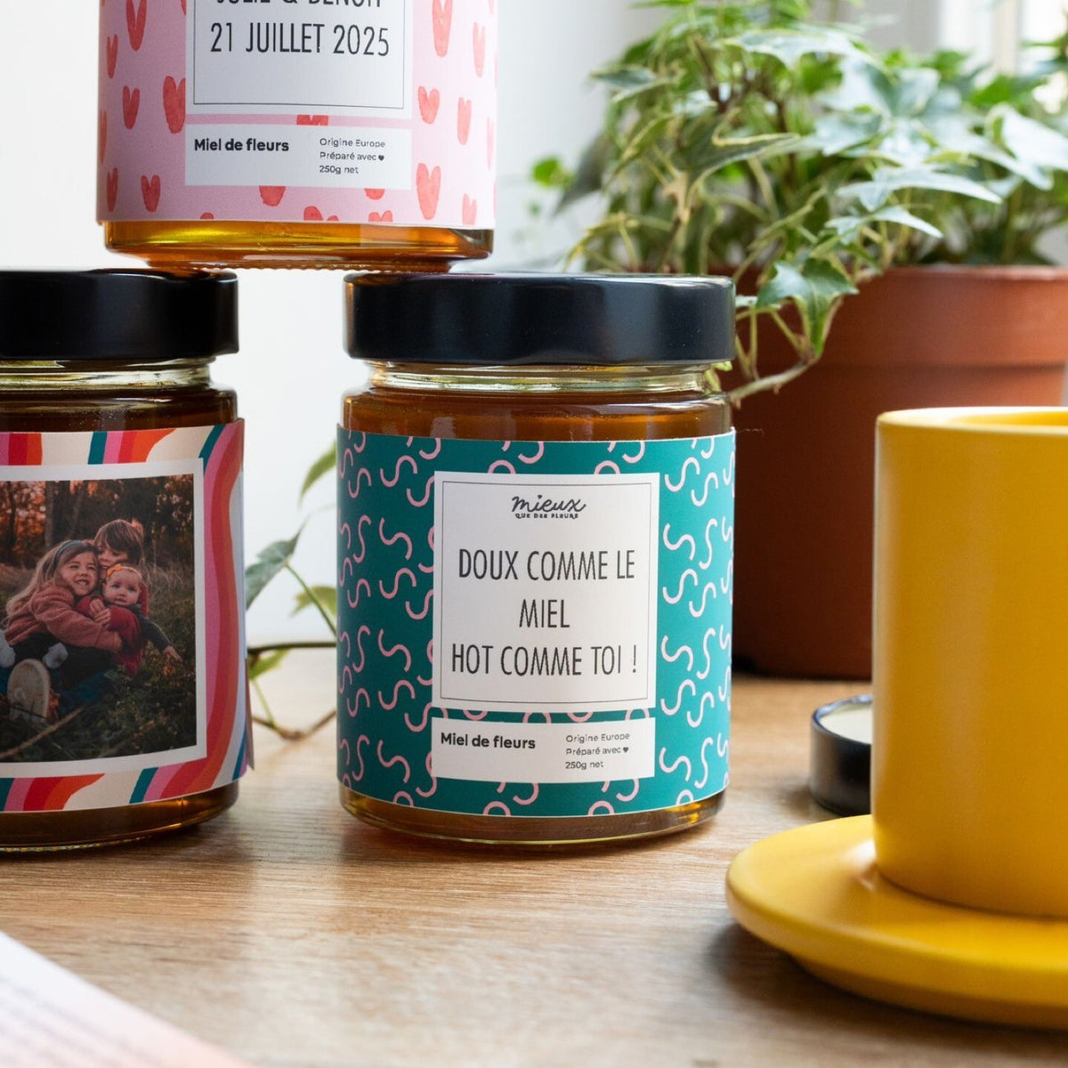 Pot de miel personnalisé avec étiquette décorative en gros plan.