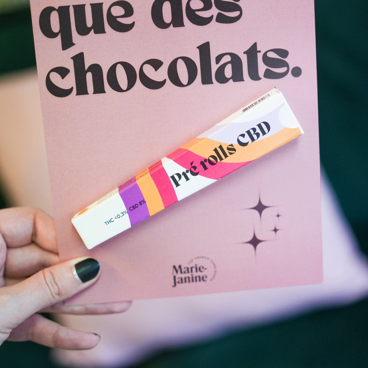Pré-roll CBD sur fond clair, mettant en avant sa texture naturelle.