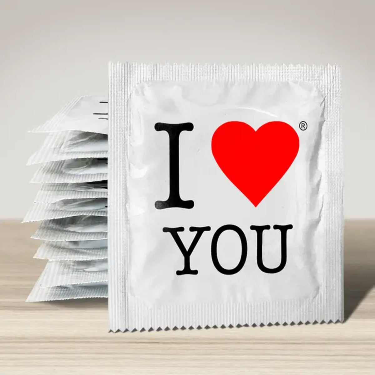 Préservatif I Love You avec inscription humoristique en gros plan