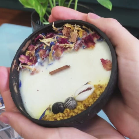 Une bougie monoï dans une noix de coco - Mieux Que Des Fleurs