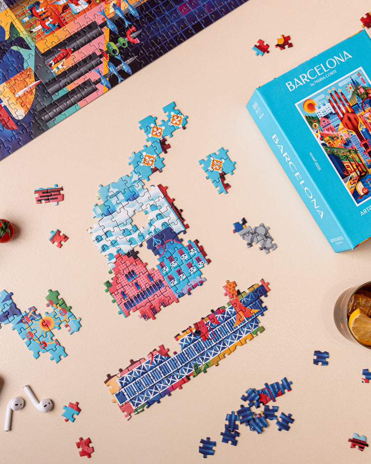 Puzzle de Barcelone avec motifs architecturaux colorés.