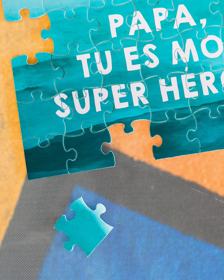 Puzzle avec message 'Papa, tu es mon super héros' en gros plan.