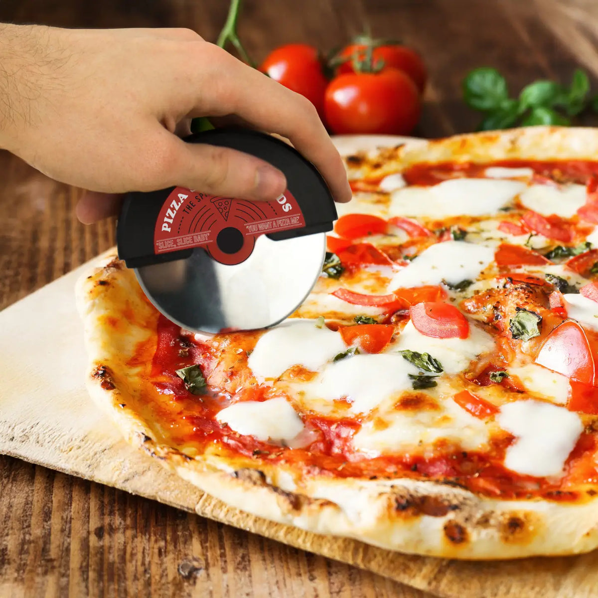 Roulette à pizza vinyle avec motif de disque sur la poignée