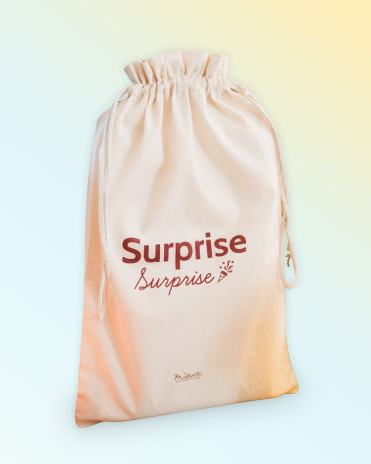 Sac cadeau en tissu avec motif coloré et cordon de serrage
