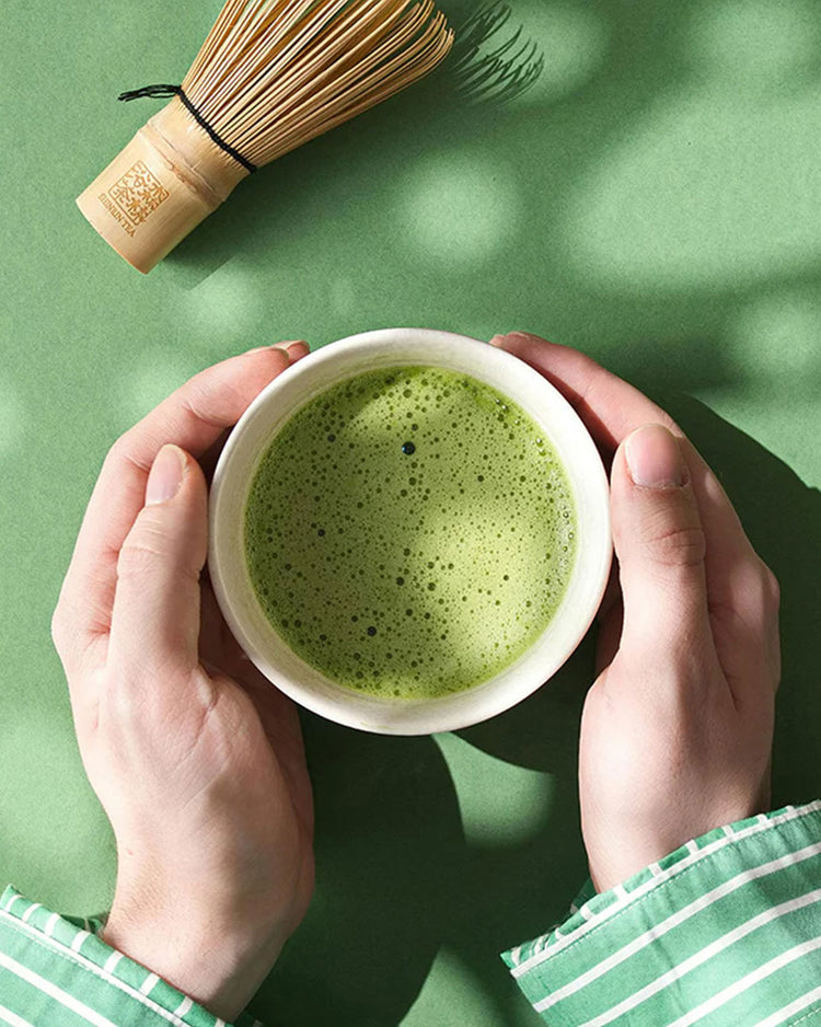 Sachet de matcha bio avec un design épuré et moderne.