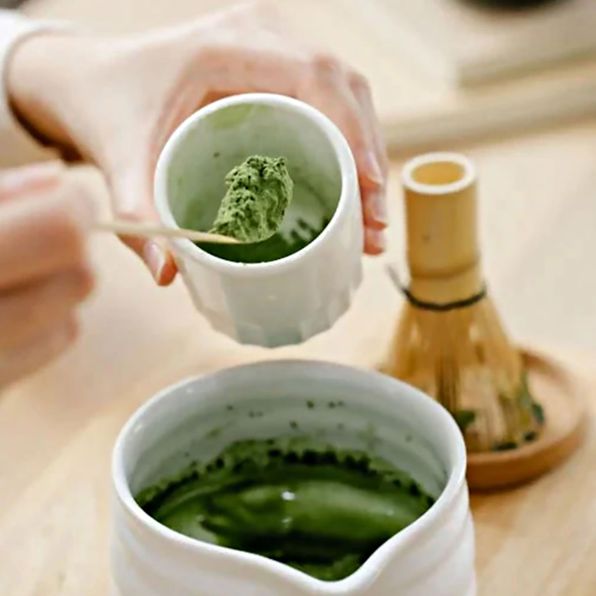 Sachet de matcha bio avec une texture lisse et brillante.