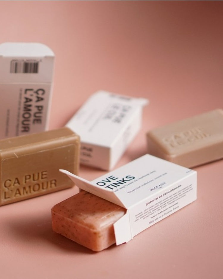 Savon artisanal en forme de cœur avec texture mielleuse