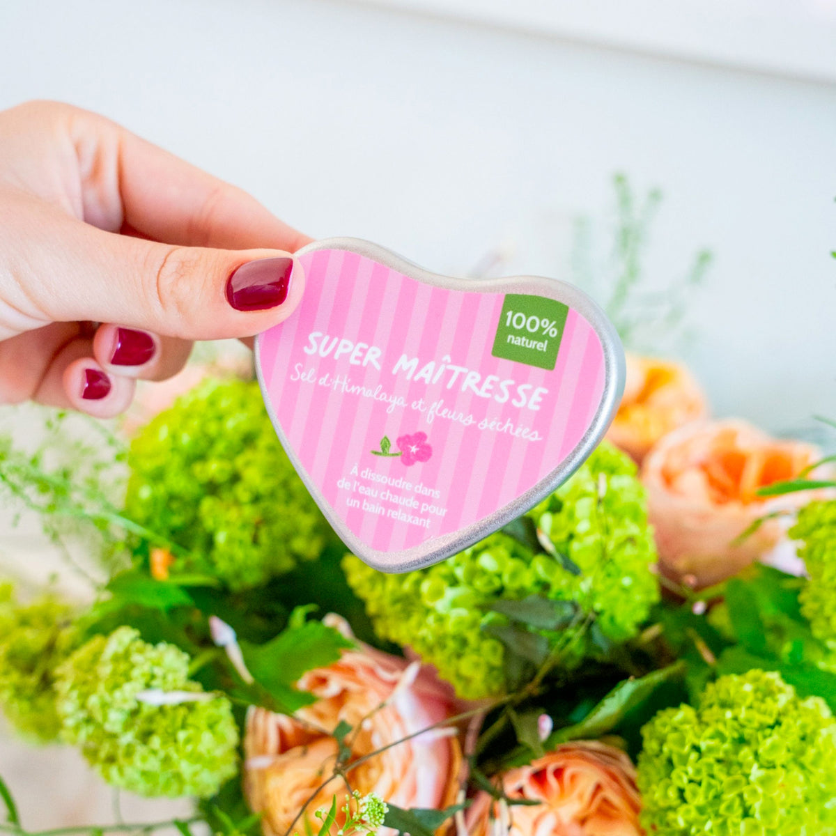 Sel de bain en forme de cœur avec fleurs séchées visibles
