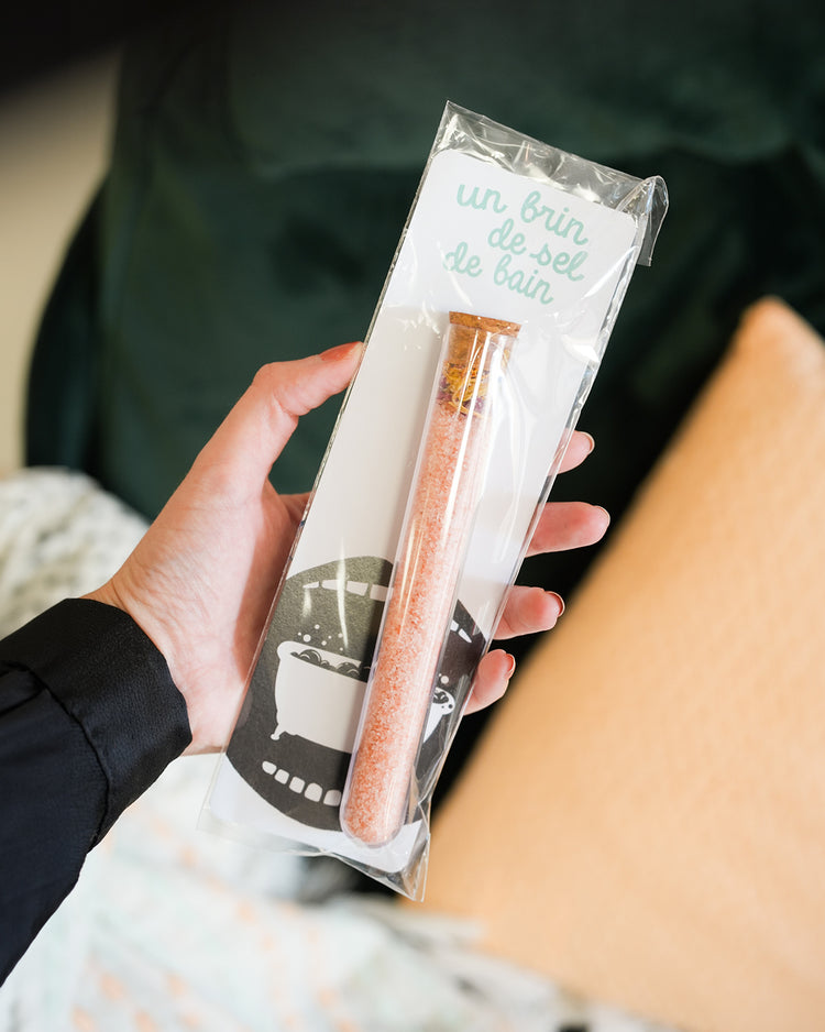 Tube de sel de bain avec étiquette élégante et bouchon doré.