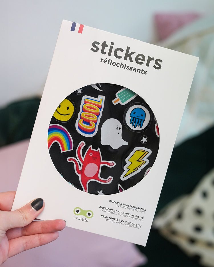 Stickers réfléchissants colorés pour enfants sur fond blanc.