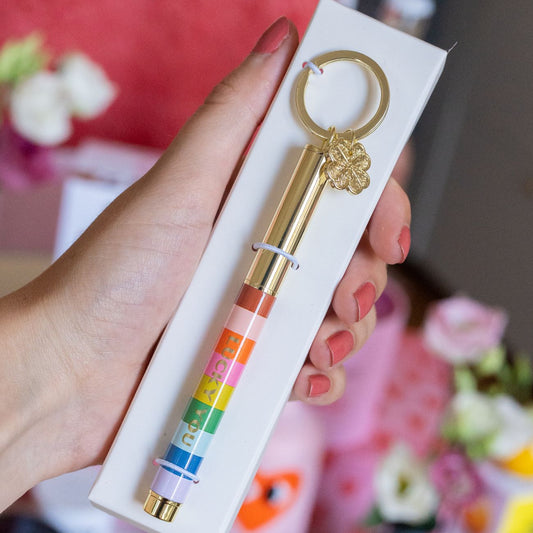 Porte-clé avec stylo rayé et mini trèfle doré