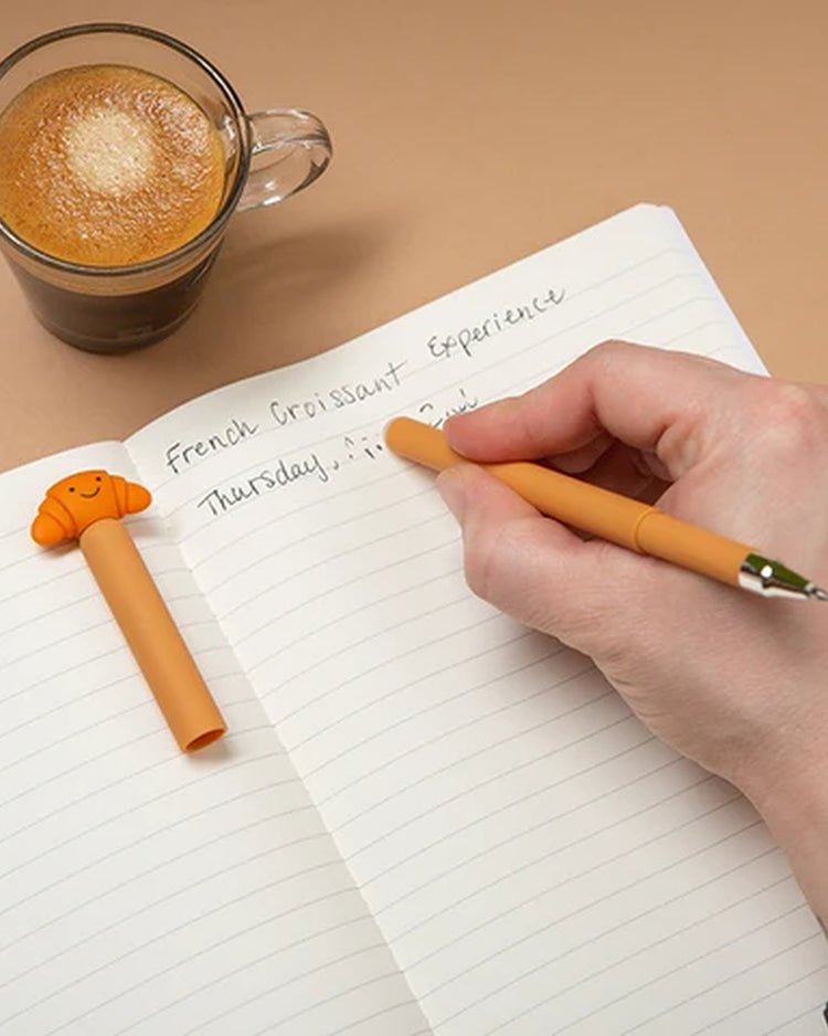 Stylo croissant avec texture réaliste et détails appétissants