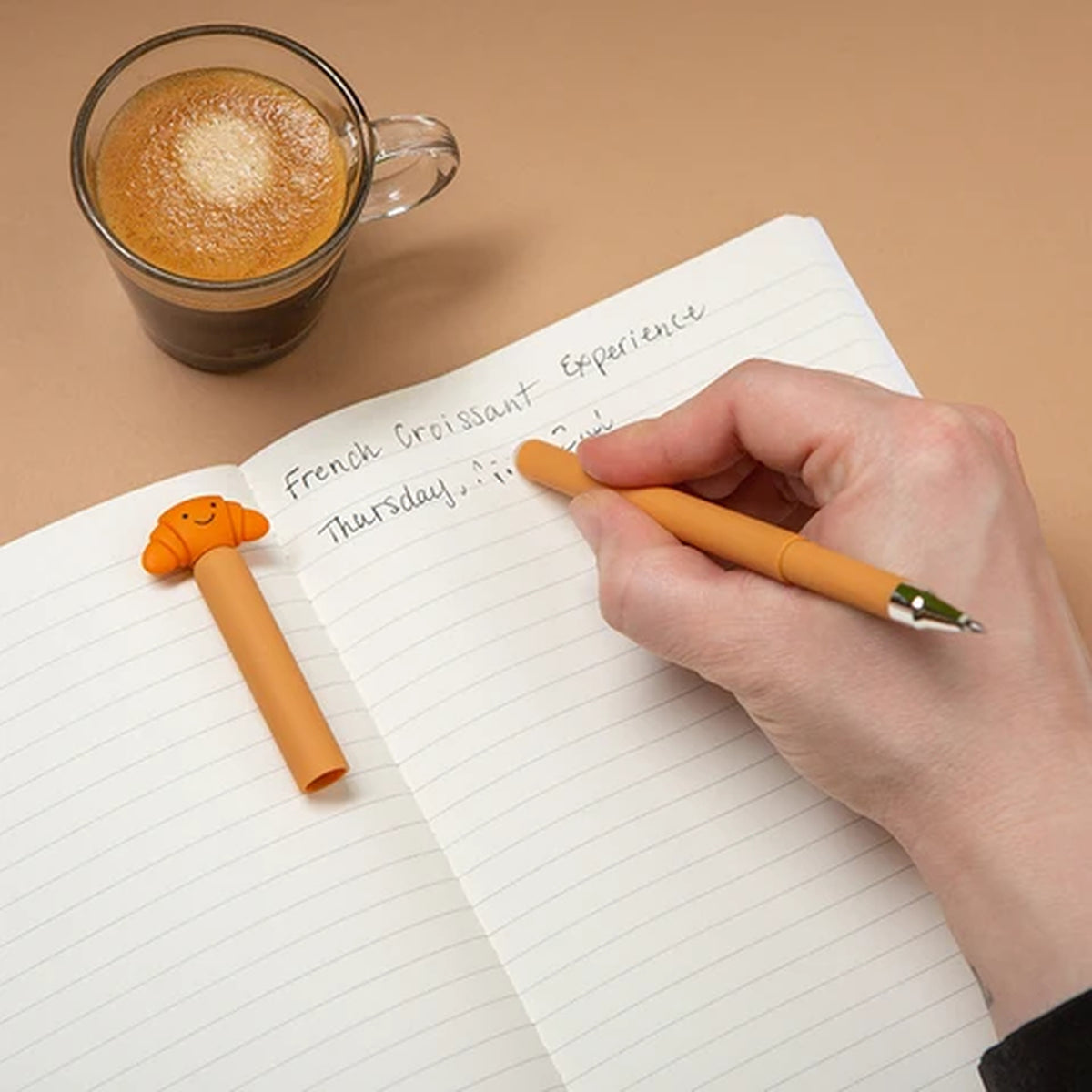 Stylo croissant avec texture réaliste et détails appétissants