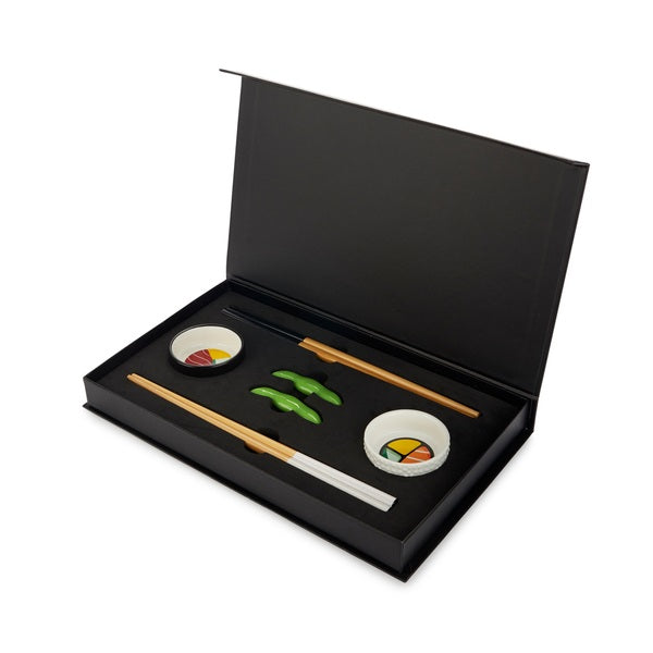 Set de sushi avec bols en forme de makis et repose-baguettes edamames.