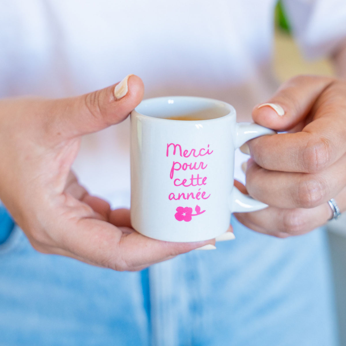Tasse à café avec inscription 'Merci pour cette année' en gros plan
