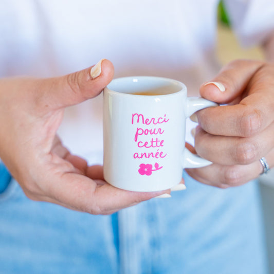 Tasse à café avec inscription 'Merci pour cette année' en gros plan