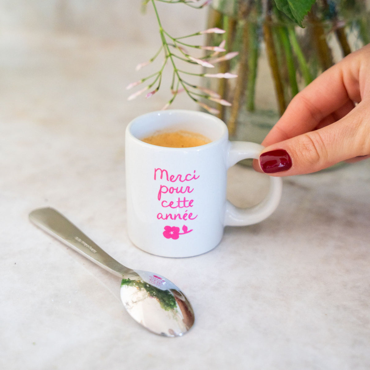 Tasse à café avec inscription 'Merci pour cette année' en détail
