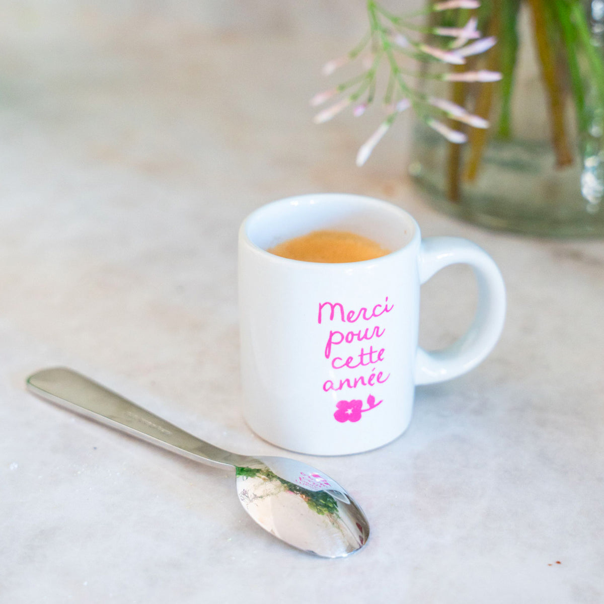 Tasse à café avec inscription 'Merci pour cette année' en détail