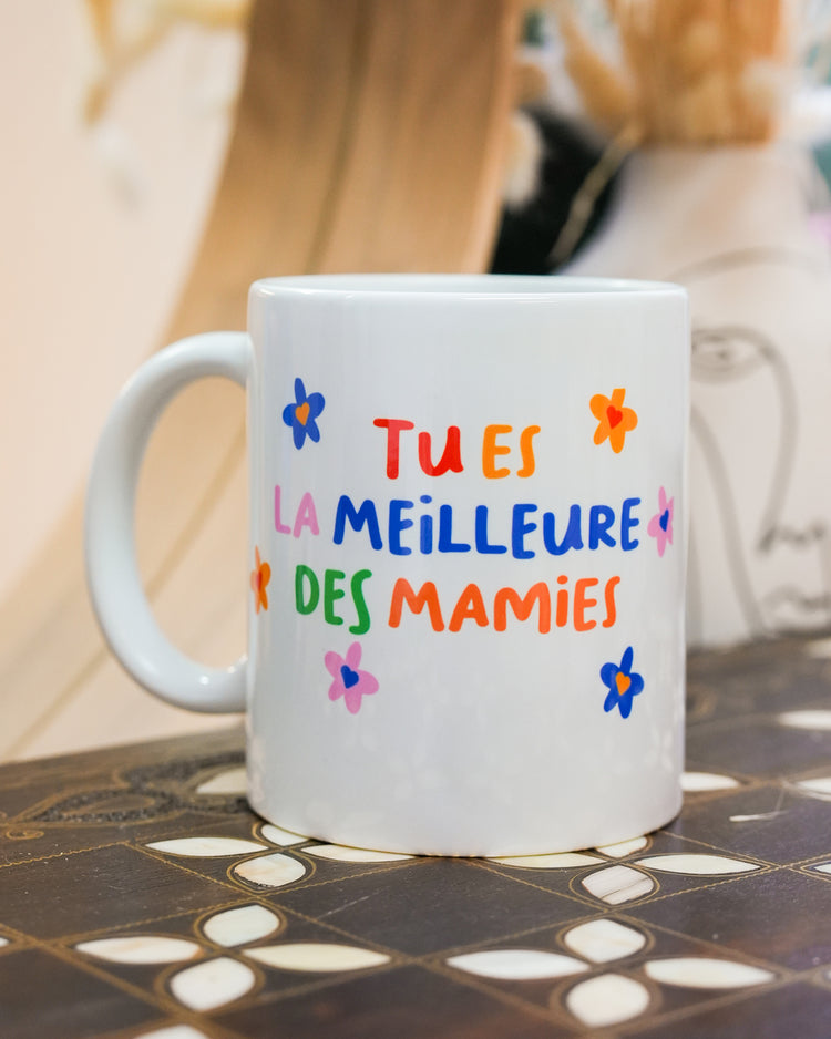 Mug fleuri avec inscription pour mamie, vue de face.