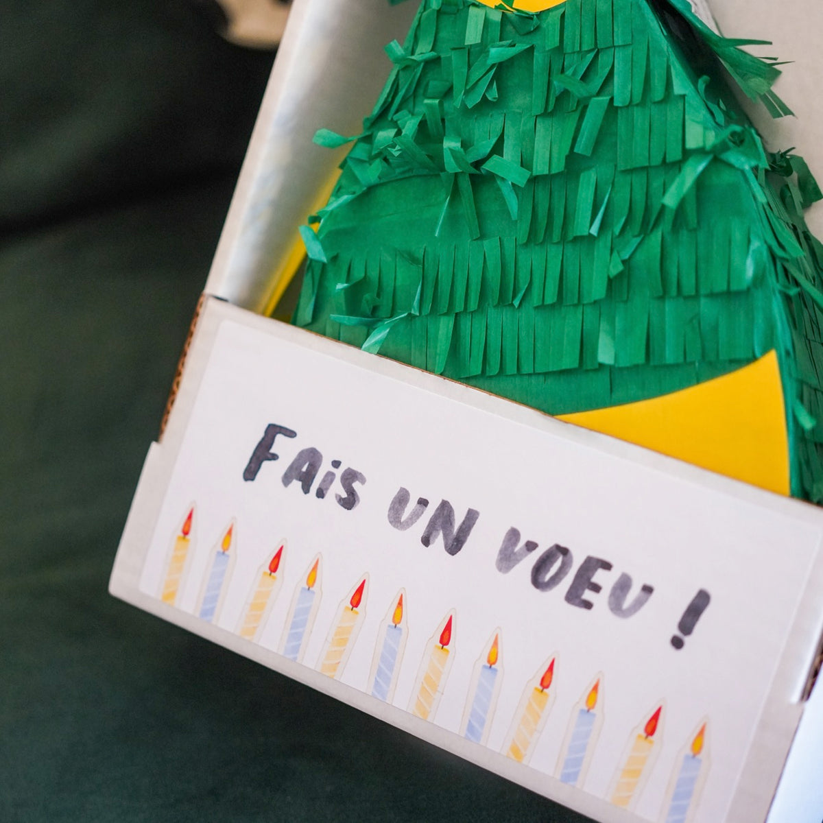 Piñata personnalisée avec motifs colorés et détails festifs.