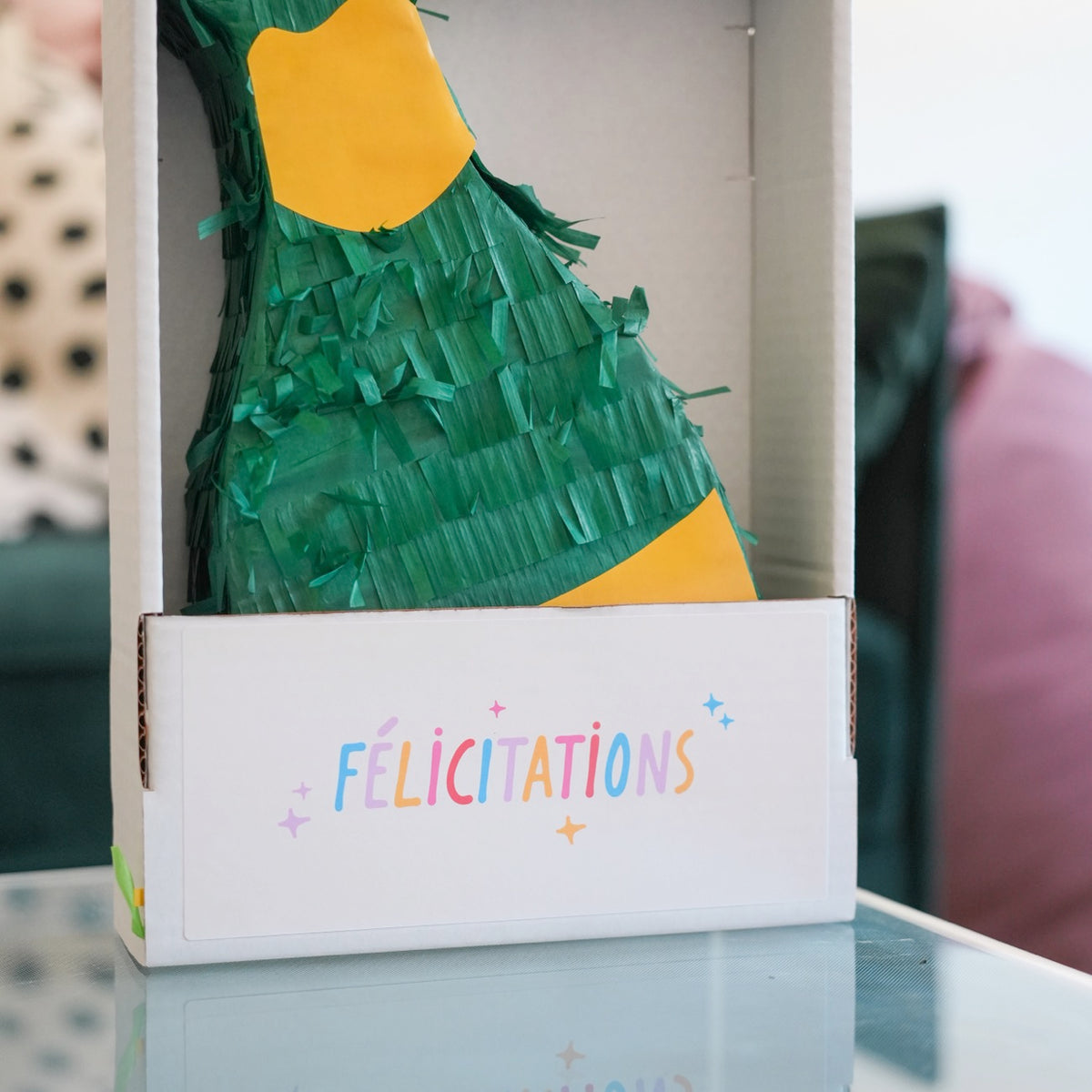 Piñata personnalisée avec motifs colorés et détails festifs.