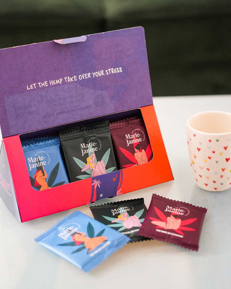 Coffret de thés CBD avec dosettes colorées et élégantes.